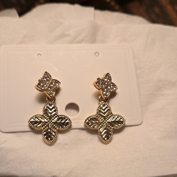 Elegant Faux Gold and Silver Floral Earrings NEW - Picture 1 of 1